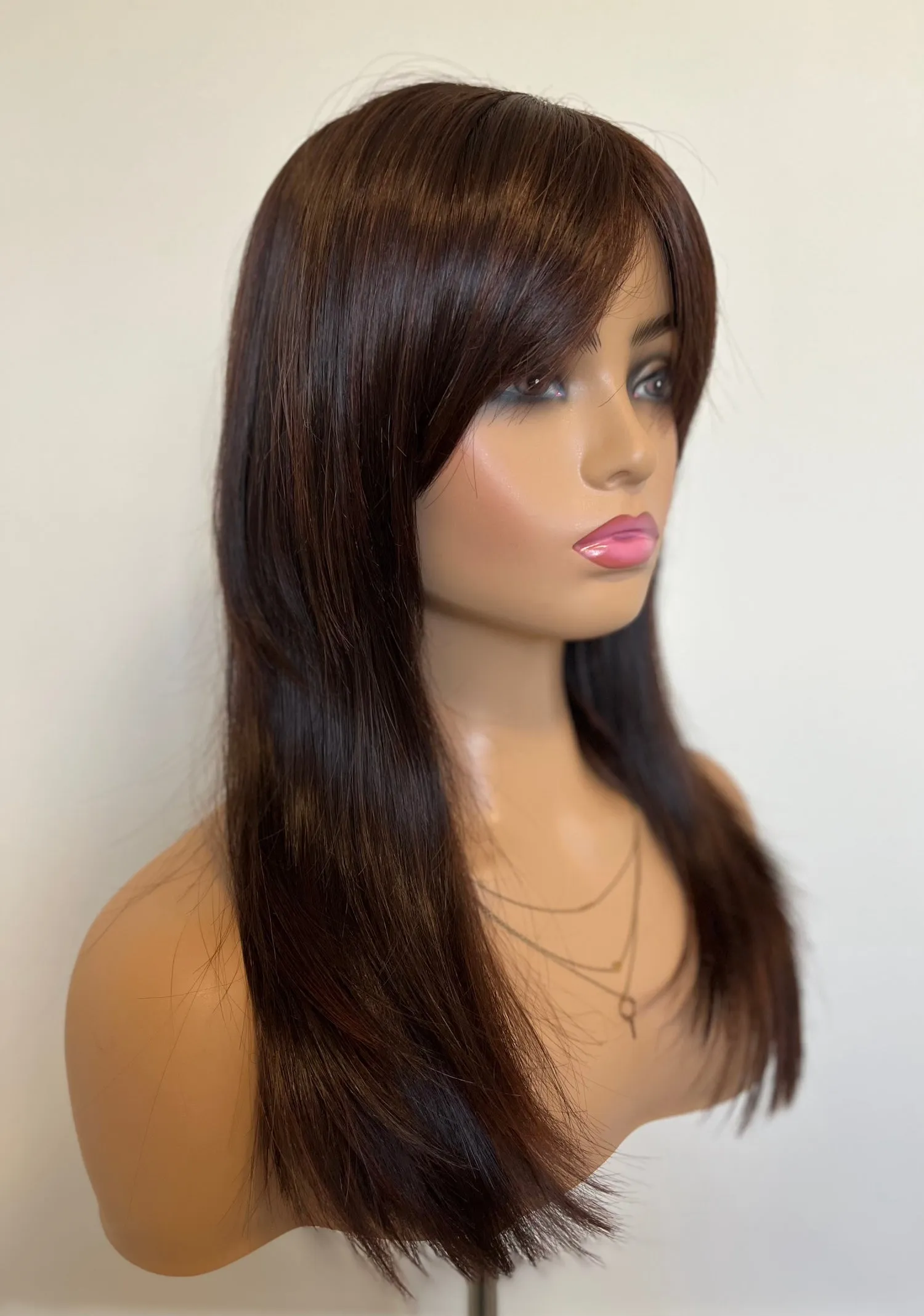 Brand unknown, wig with fringe | Synthetic fibre | Dark brown with auburn highlights | Average/Large cap (22") | 21" length