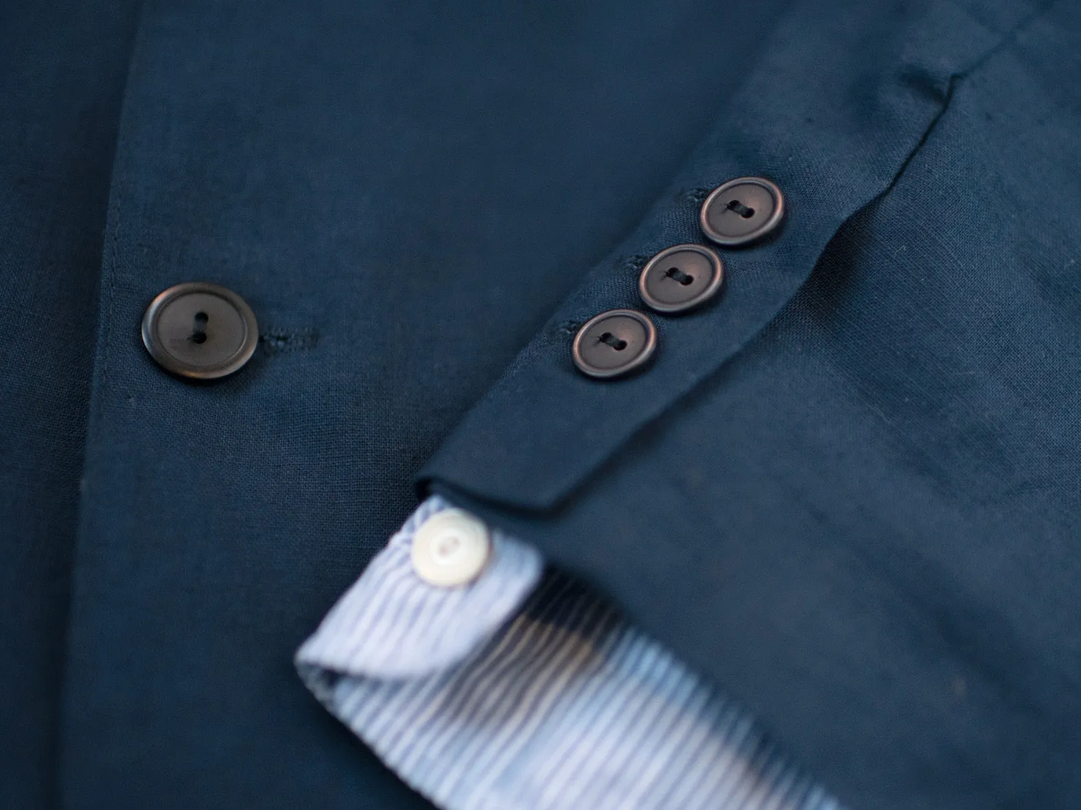 LINEN BLAZER. NAVY.