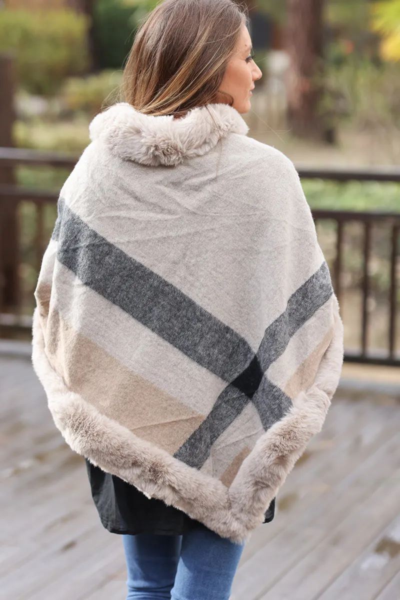 Poncho beige à rayures carreaux style tartan fausse fourrure