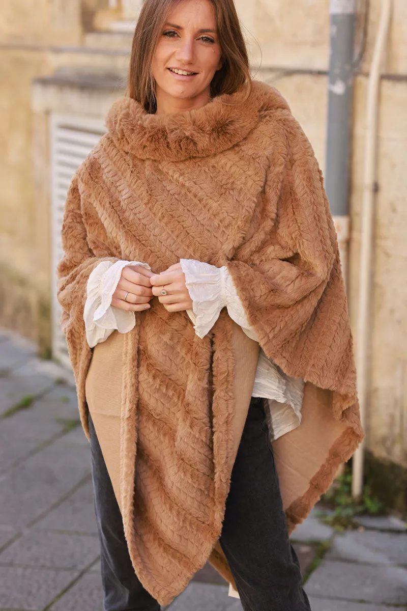 Poncho tout doux camel en fausse fourrure