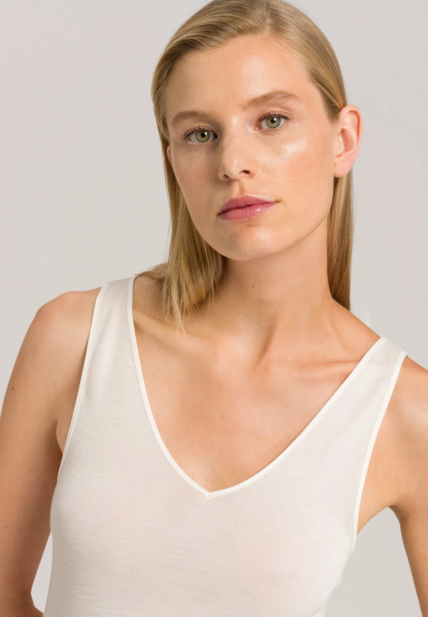 Woolen Silk W Wool And Silk V-Neck Tank Top | Cygne 71416-795